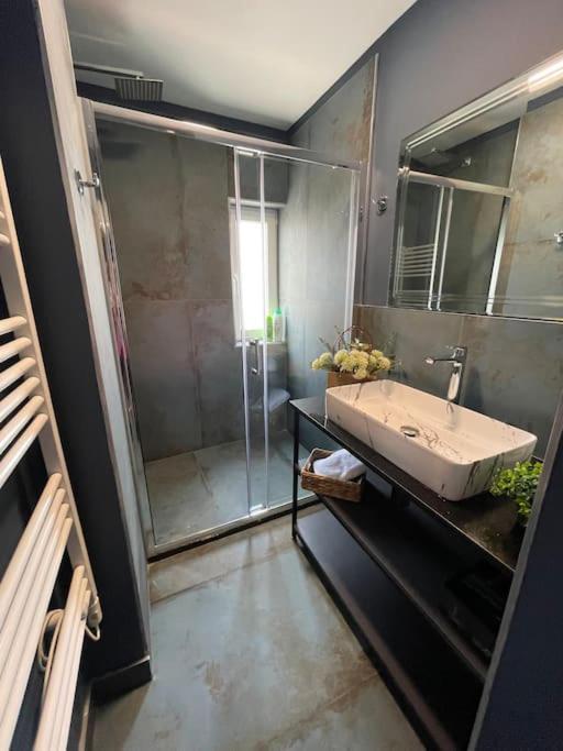 Voyage Penthouse Lägenhet Tirana Exteriör bild